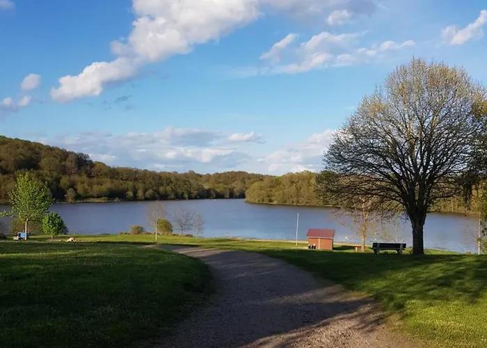 Familial Sur Ferme Equestre Pres De Montlucon - Fr-1-489-431 * Sauvagny