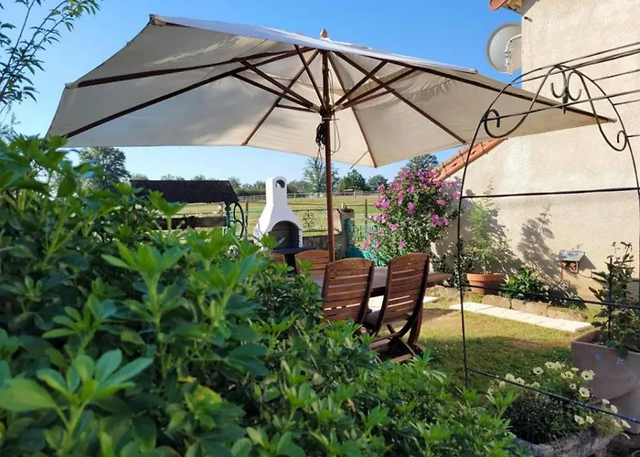 Familial Sur Ferme Equestre Pres De Montlucon - Fr-1-489-431 *